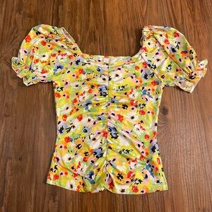 Floral top with puffed sleeves. Size S